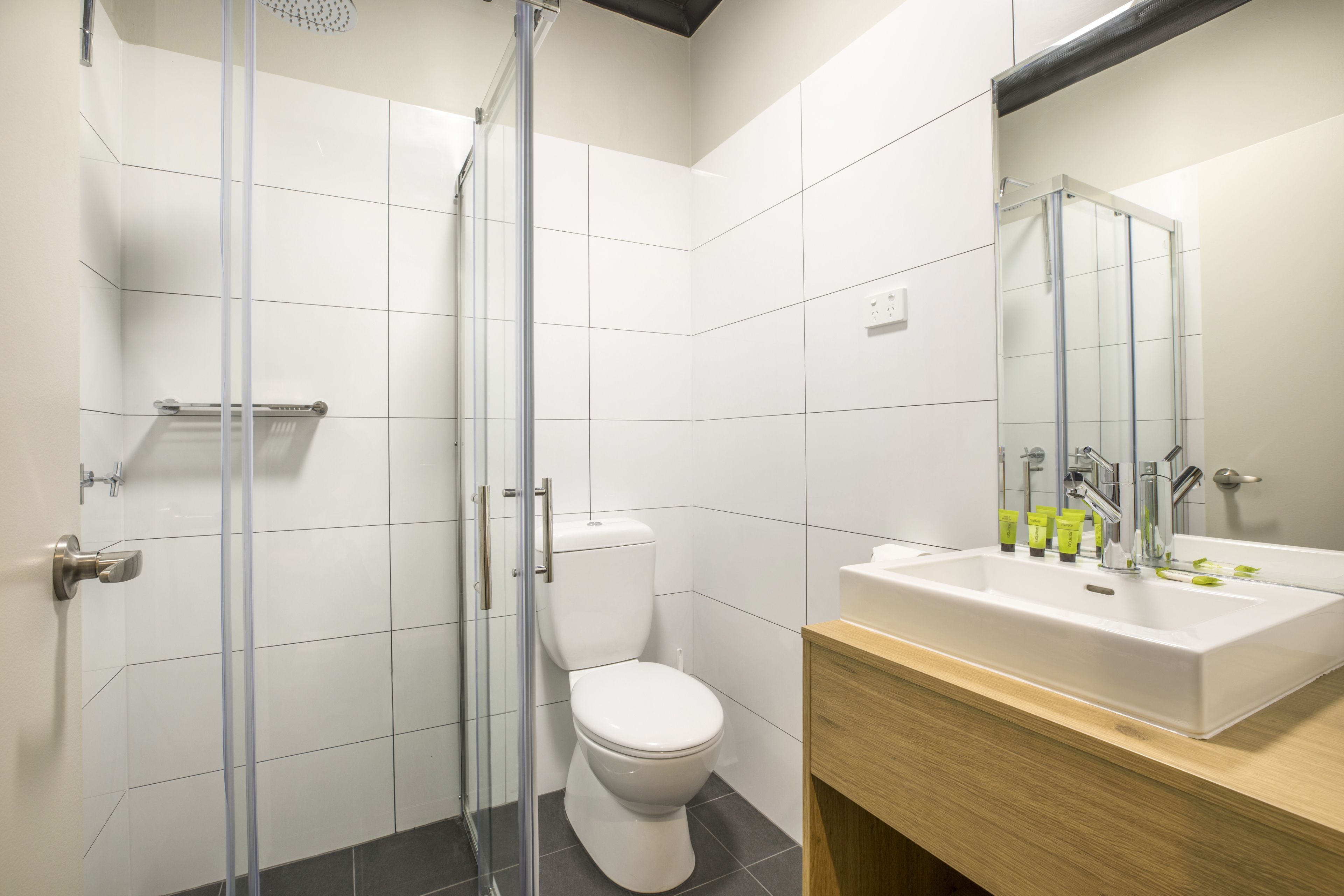 single room, 1 single bed | bathroom | shower, rainfall showerhead, free toiletries, hair dryer