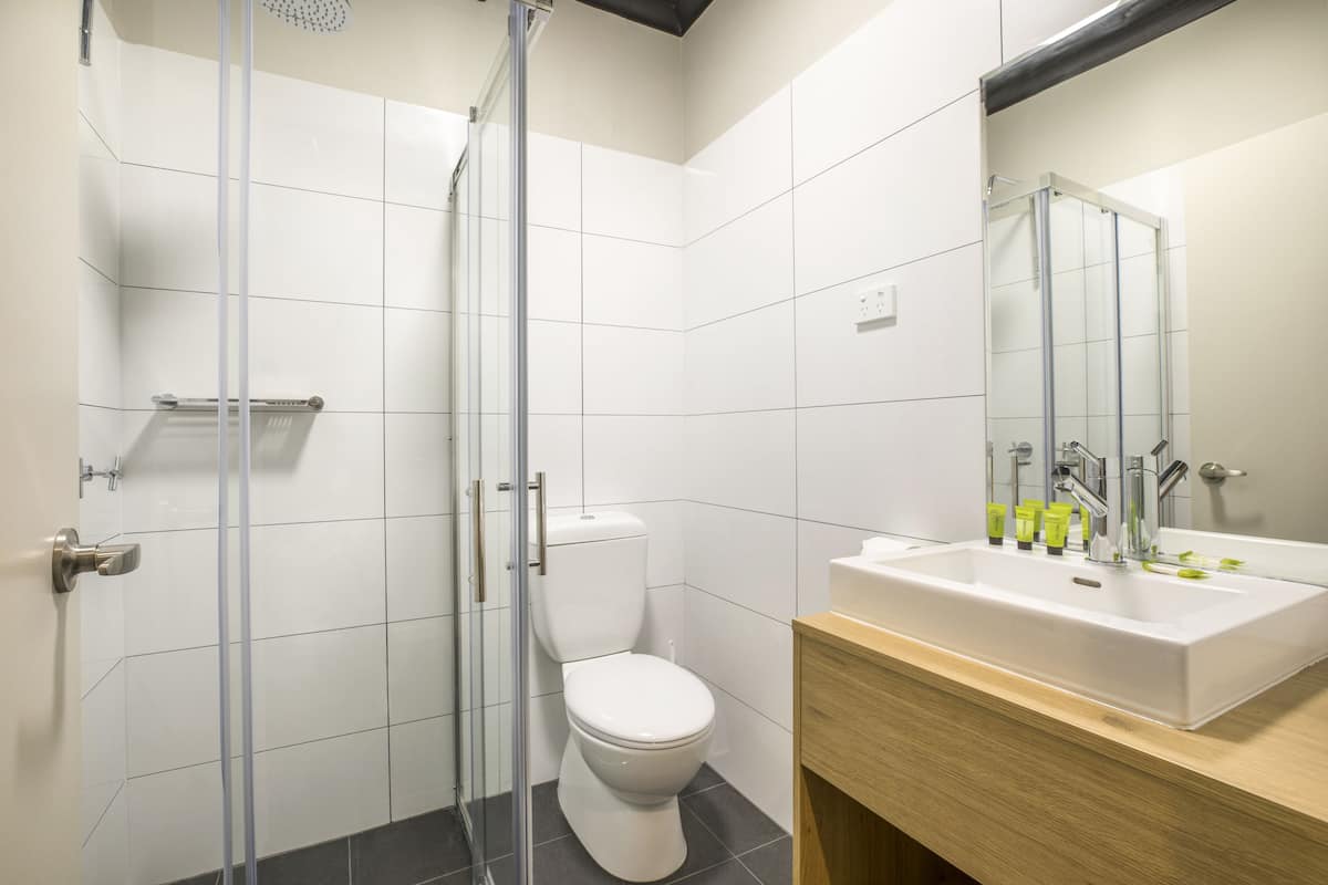single room, 1 single bed | bathroom | shower, rainfall showerhead, free toiletries, hair dryer