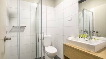 Single Room, 1 Twin Bed | Bathroom | Shower, rainfall showerhead, free toiletries, hair dryer