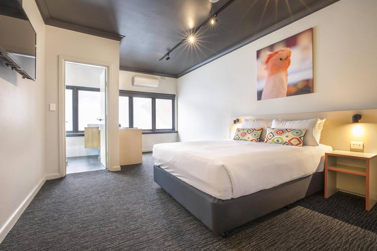 studio queen | desk, iron/ironing board, free wifi, bed sheets