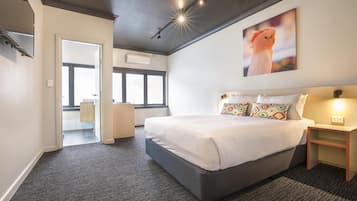 Studio Queen | Desk, iron/ironing board, free WiFi, bed sheets