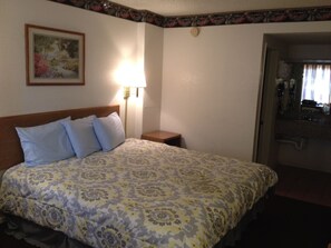 Standard Room | Desk, iron/ironing board, free WiFi - Crown Inn (Grand Prairie)