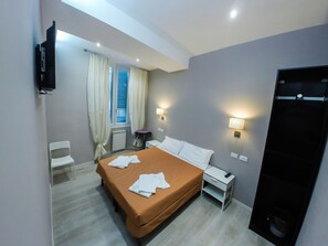 Tweepersoonskamer, privébadkamer | Een bureau, een strijkplank/strijkijzer, gratis wifi