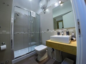 Een douche, een haardroger, handdoeken