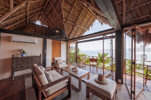 Grand Luna Suite King | Living area | 40-inch Smart TV with digital channels - Hotel Boutique Siete Lunas (Sayulita)