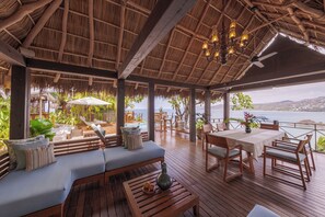 Se sirven desayunos, almuerzos y cenas; junto a la piscina