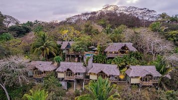 Overnatningsstedets facade – aften/nat