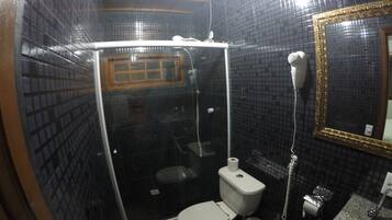 Deluxe Cabin | Bathroom | Shower, free toiletries, towels, soap