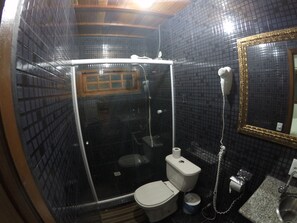 Deluxe huisje | Badkamer | Een douche, gratis toiletartikelen, handdoeken, zeep
