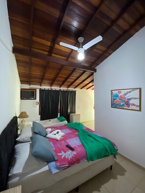 Habitación triple de lujo, 1 habitación | Ropa de cama hipoalergénica, minibar, cortinas blackout y ropa de cama 
