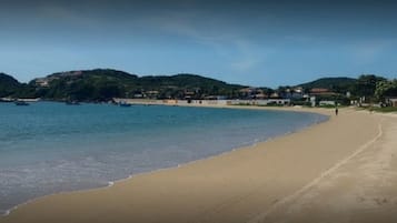 En la playa, arena blanca