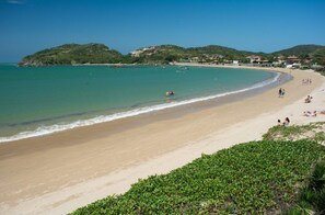 Hypo-allergenic bedding, minibar, blackout curtains, bed sheets - Pousada Ferradura Beach (Búzios)
