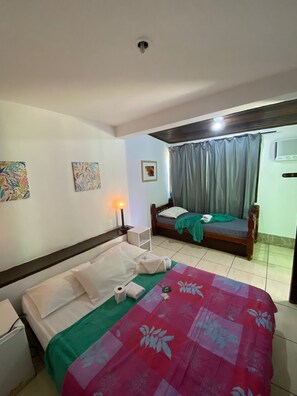 Ropa de cama hipoalergénica, minibar, cortinas opacas y ropa de cama