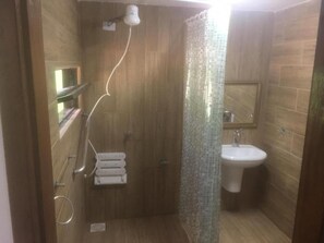 Een douche, gratis toiletartikelen, handdoeken, zeep