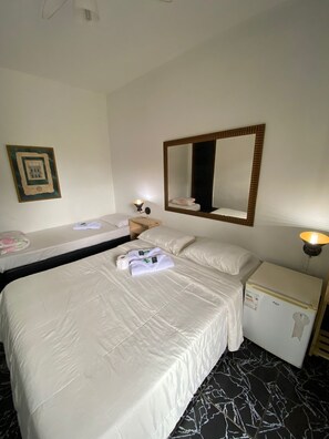 Kamar Double atau Twin Klasik | Area keluarga | Televisi 22-inci dengan saluran TV kabel