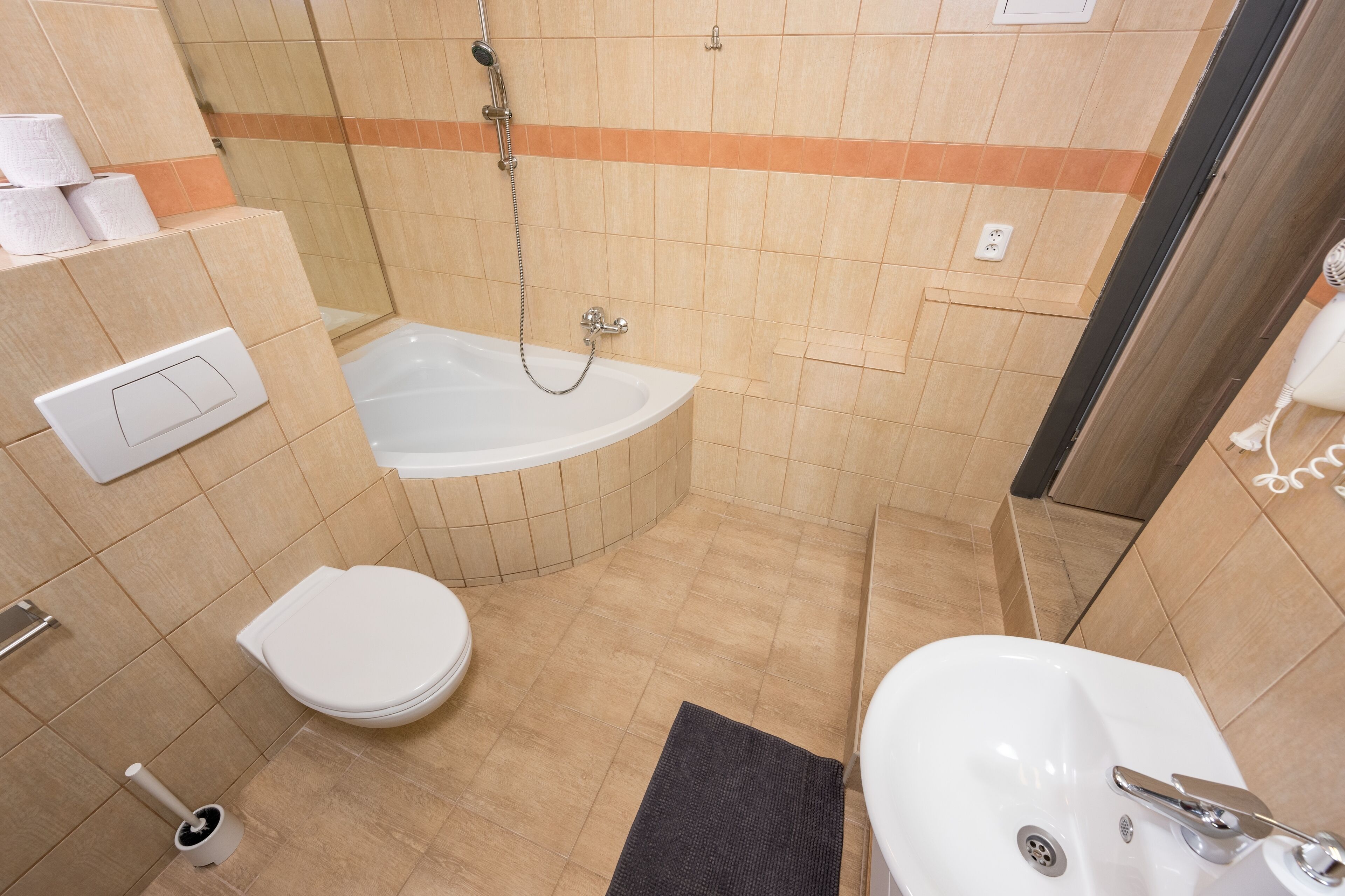 Une salle de bain avec une baignoire, des toilettes et un lavabo.