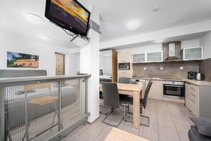 Suite, terrazzo (#3) | Cucina privata | Frigorifero, microonde, piano cottura, macchina per tè/caffè