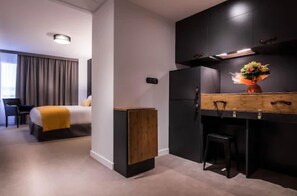 Superior-Zimmer, 1 Queen-Bett | Zimmersafe, laptopgeeigneter Arbeitsplatz, schallisolierte Zimmer