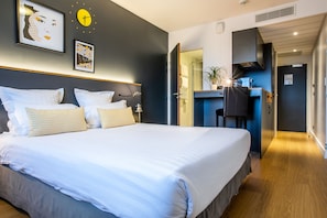 Caja fuerte y espacio para trabajar con un portátil