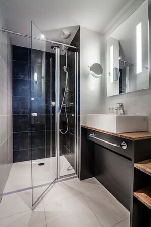 In-room safe, laptop workspace, soundproofing, iron/ironing board - Best Western Plus Suitcase Paris La Defense (Bois-Colombes)