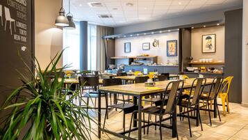 Café da manhã continental todos os dias mediante uma taxa