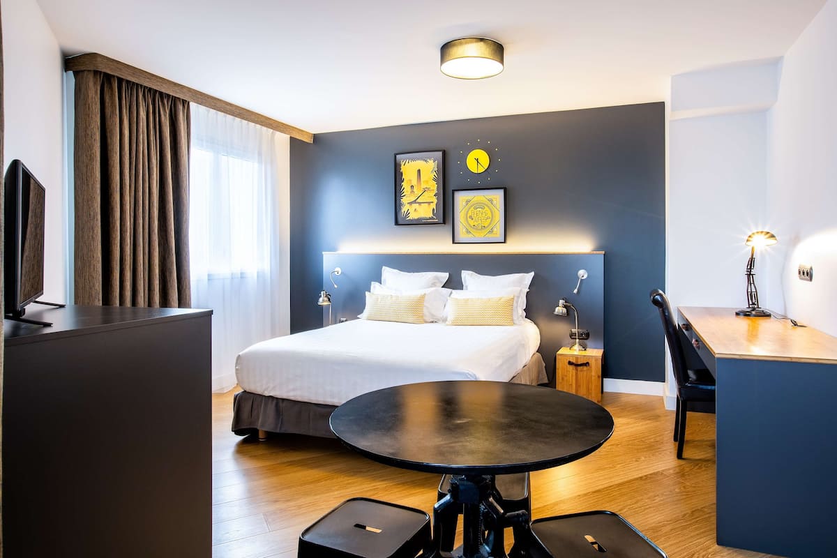 Suíte, 1 cama Queen | Cofres nos quartos, espaço de trabalho para notebook