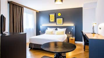 Suíte, 1 cama Queen | Cofres nos quartos, espaço de trabalho para notebook