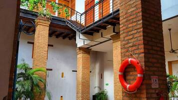 3 albercas al aire libre y camastros