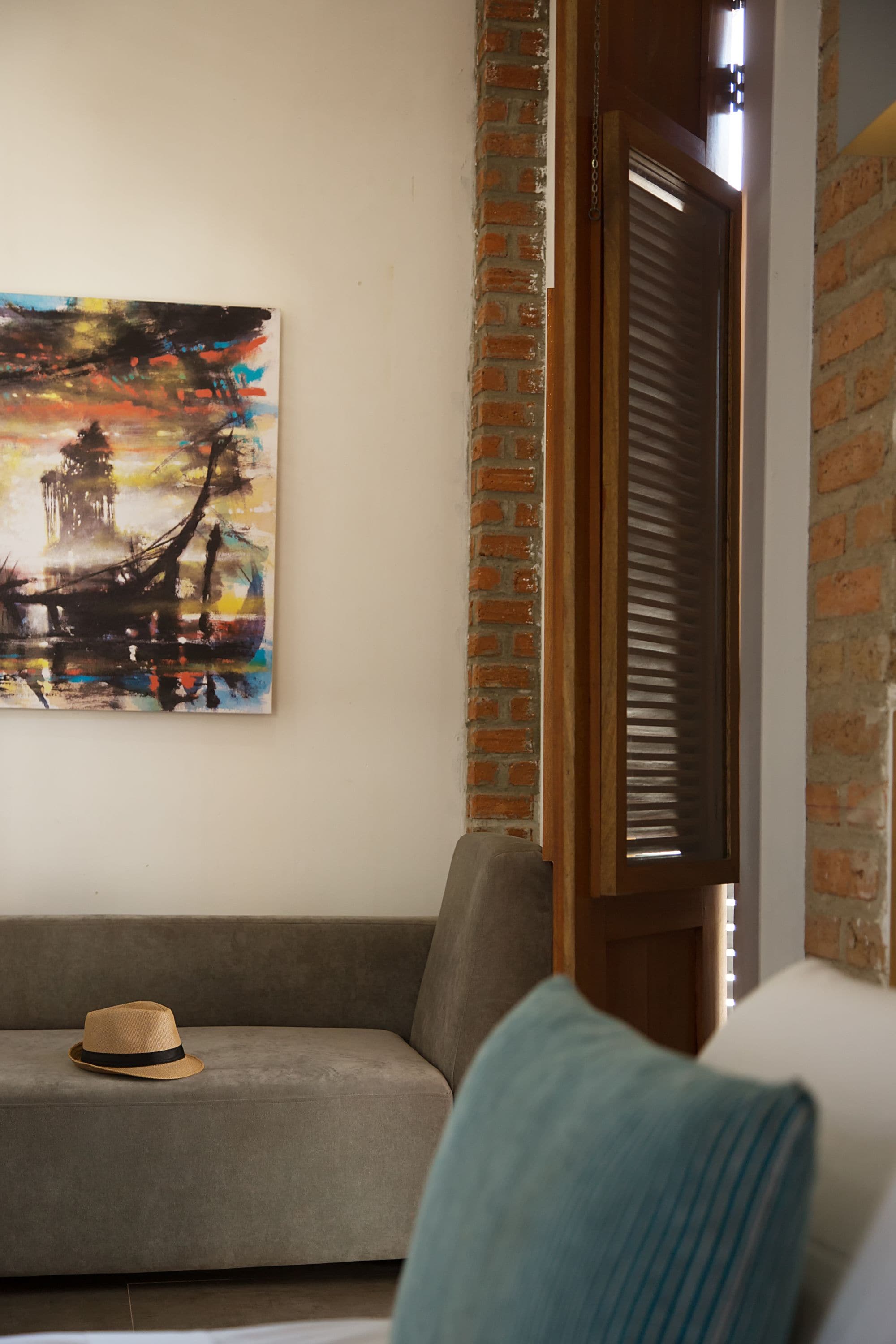 deluxe room | living area | 32-inch lcd tv with satellite channels, tv, tablet