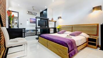 Habitación Deluxe | Sábanas de algodón egipcio, ropa de cama de alta calidad y minibar