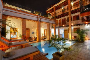 3 szabadtéri medence, napozóágyak