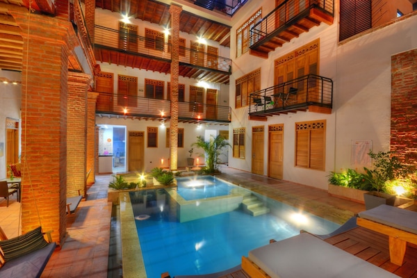 3 piscinas al aire libre, tumbonas