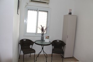 Apartament superior, 1 dormitori | Sala d'estar | Televisor LCD