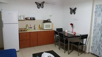 Suite Supérieure | Coin cuisine privé | Réfrigérateur, micro-ondes, plaque de cuisson, cafetière/bouilloire