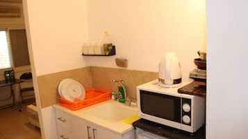 Departamento superior, 1 habitación | Cocina privada | Refrigerador, microondas, parrilla de estufa y cafetera y tetera