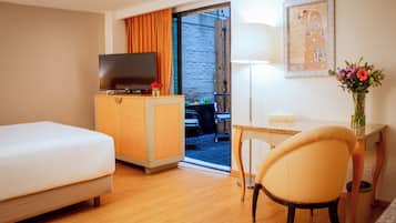 Deluxe Room, 1 Queen Bed | ํ
๋ผ์ค/ํํฐ์ค