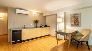 Junior Suite, 2 Double Beds | 1 間臥室、低過敏寢具、客房內保險箱、書桌