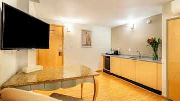 Junior Suite, 1 Queen Bed | 起居區 | 40-吋平面電視、有線頻道、電視