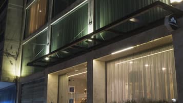 住宿正面 (夜晚)