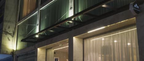 Fassade der Unterkunft – Abend/Nacht