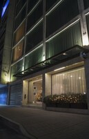 Fachada da propriedade à noite