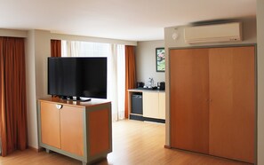 Master Suite, 1 Queen Bed, Exterior View | 低過敏寢具、客房內保險箱、書桌、熨斗/熨衣板