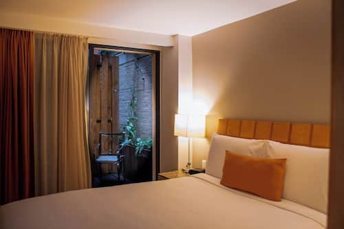 Master Suite, 1 Queen Bed, Interior View | Terraza o patio