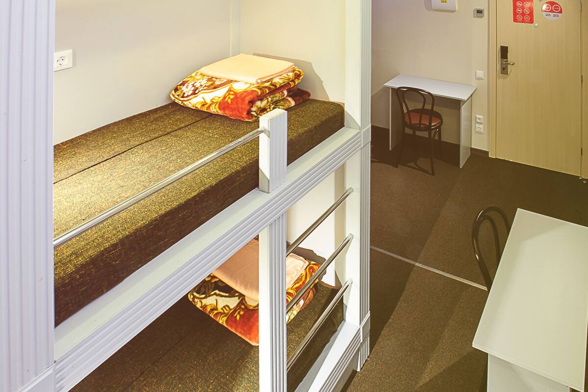 Yhteismajoitus, sekamajoitus (Two Bed) | Tallelokero huoneessa, työpöytä, ilmainen Wi-Fi, vuodevaatteet