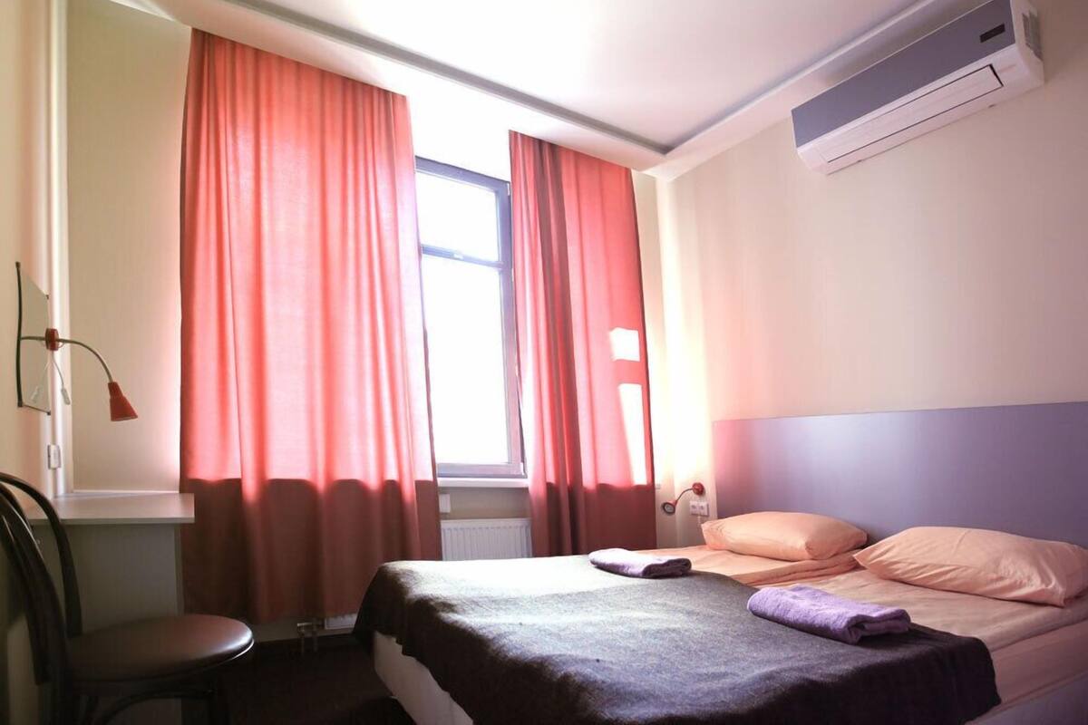 Yhteismajoitus | Tallelokero huoneessa, työpöytä, ilmainen Wi-Fi, vuodevaatteet