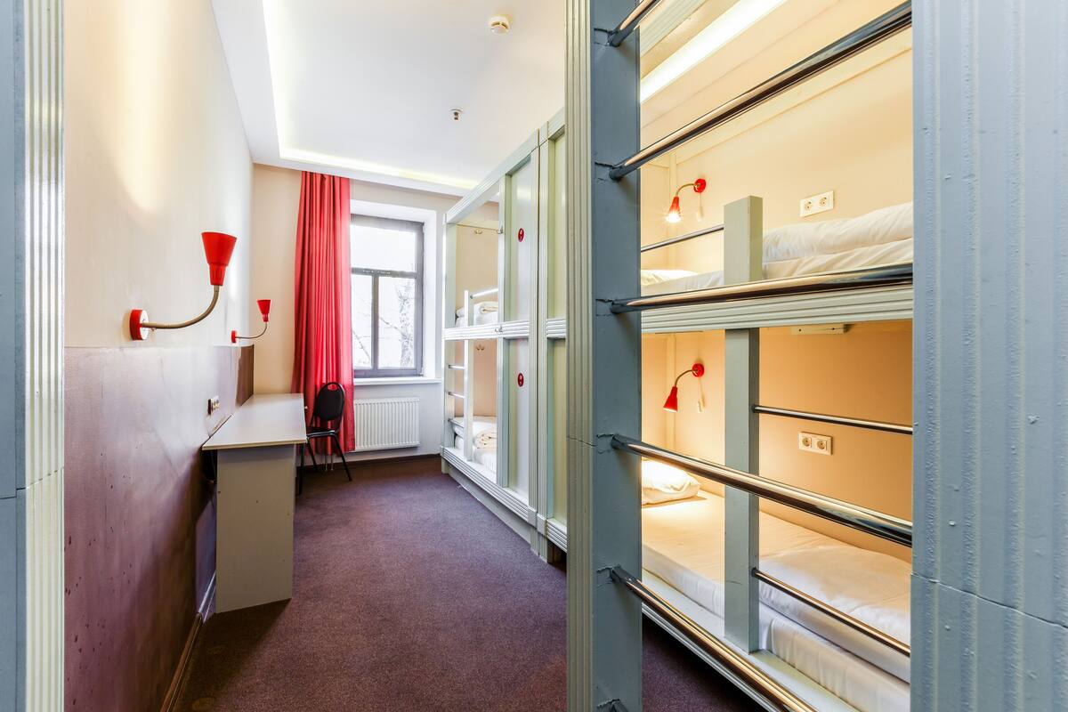 Tallelokero huoneessa, työpöytä, ilmainen Wi-Fi, vuodevaatteet