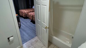 Standard Double Room, 2 Full Sized Beds, Refrigerator & Microwave | 욕실