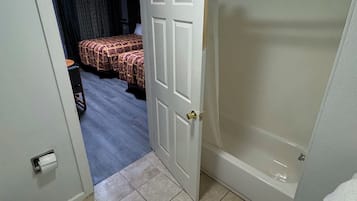 Standard Double Room, 2 Full Sized Beds, Refrigerator & Microwave | Badezimmer | Kostenlose Toilettenartikel, Haartrockner