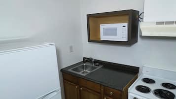 Standard Double Room, 2 Full Sized Beds, Refrigerator & Microwave | 私人廚房 | 雪櫃、微波爐 (按要求提供)