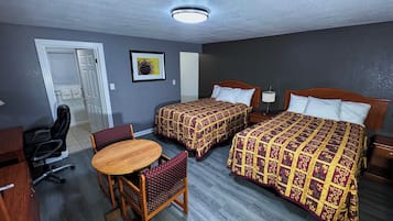 Standard Double Room, 2 Full Sized Beds, Refrigerator & Microwave | Schallisolierte Zimmer, kostenloses WLAN, Bettwäsche